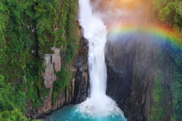 Cachoeira Haew Narok com arco-íris após chuva no Parque Nacional Khao Yai, Tailândia — Fotografia de Stock