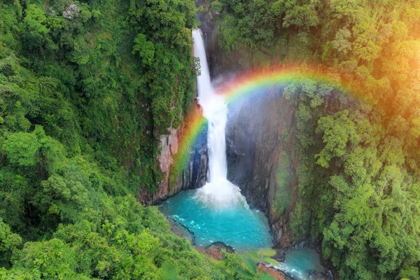 Cascada Haew Narok con arco iris después de la lluvia en el Parque Nacional Khao Yai, Tailandia — Foto de Stock