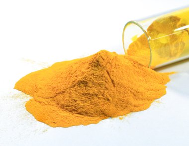 toz boya ve beyaz arka plan üzerinde test tüpü