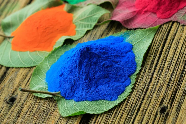 Pila de recubrimiento de polvo de colores en la hoja — Foto de Stock