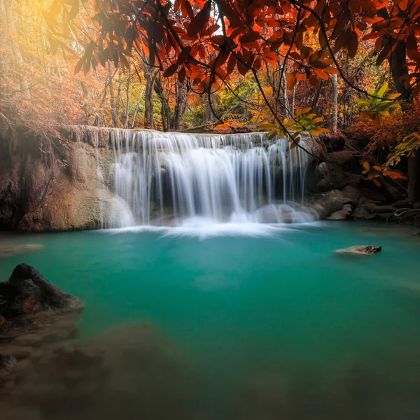 Huay Mae Kamin vízesés, gyönyörű vízesés őszi erdőben, Kanchanaburi tartomány, Thaiföld — Stock Fotó