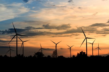Rüzgar türbinleri siluet batımında Tayland