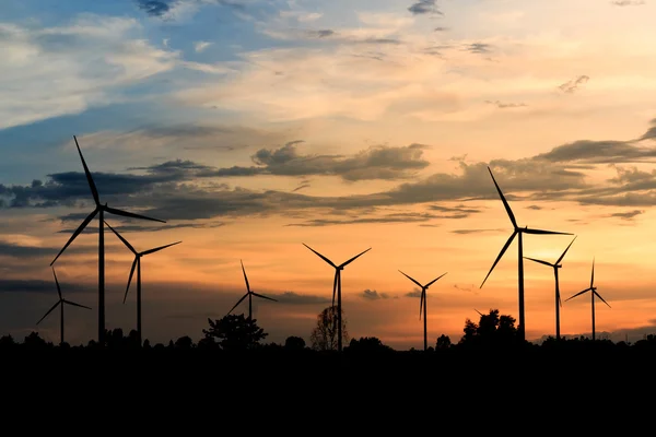 Silueta de aerogeneradores al atardecer en Tailandia — Foto de Stock