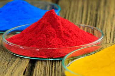 Toz boya ahşap arka plan üzerinde cam tabakta yığını.