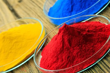 Toz boya ahşap arka plan üzerinde cam tabakta yığını.