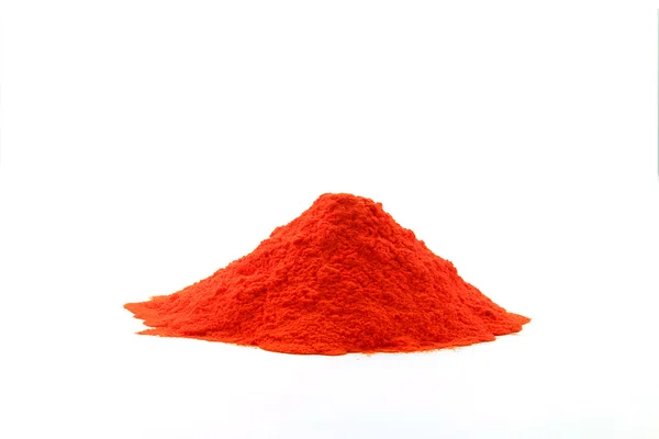 Una pila de recubrimiento en polvo rojo sobre fondo blanco — Foto de Stock