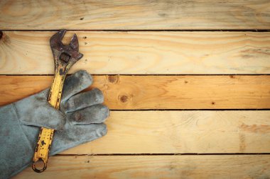 Ahşap arkaplanda bir takım araçlar