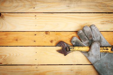 Ahşap arkaplanda bir takım araçlar