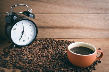 Koyu kahve ve kavrulmuş kahve çekirdekleri