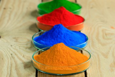 toz boya cam tabakta yığını