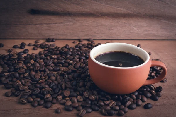Темный кофе и жареный кофе в зернах — стоковое фото