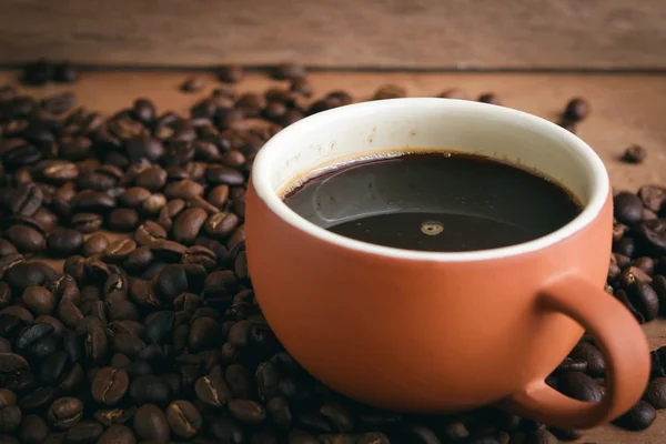 Темный кофе и жареный кофе в зернах — стоковое фото