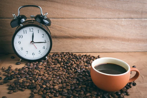 Café oscuro y granos de café tostados — Foto de Stock