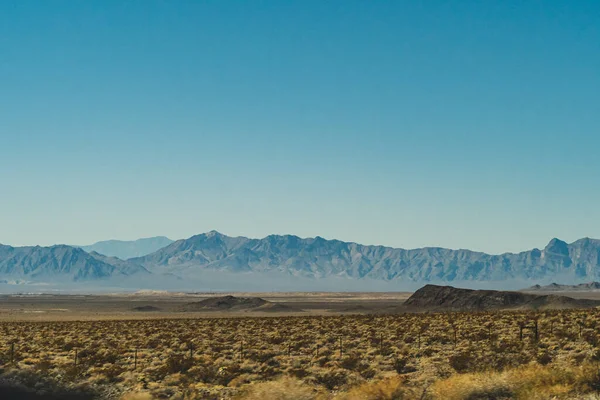 Krajobraz Gór Siatki Przed Jasnym Błękitnym Niebem Nevadzie Pustyni — Zdjęcie stockowe