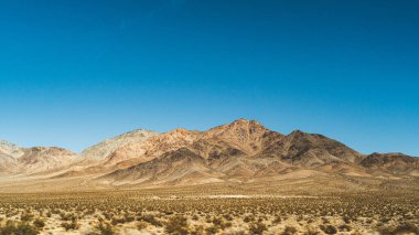 Nevada 'daki açık mavi gökyüzüne karşı Arid Dağları manzarası