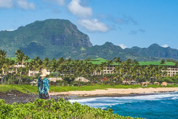 Mujer con vistas a la playa tropical en la isla hawaiana — Foto de Stock