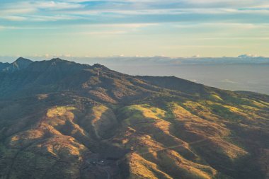 Altın saat boyunca yukarıdan tropikal dağların yüksek açılı görüntüsü