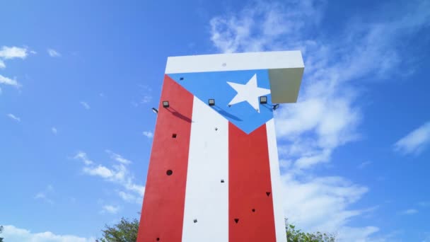 Porto Rico Drapeau peint sur la tour d'observation à Fajardjo. bandera — Video