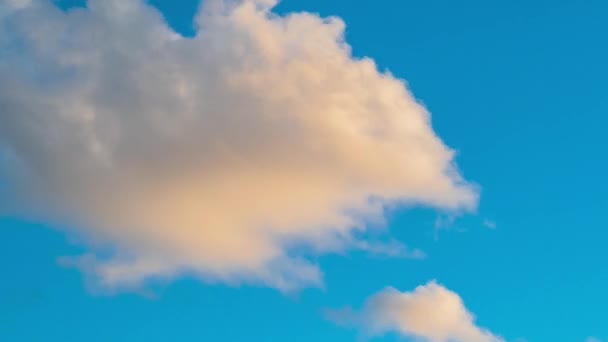 Близький проміжок часу пухнастих хмар на блакитне небо — стокове відео