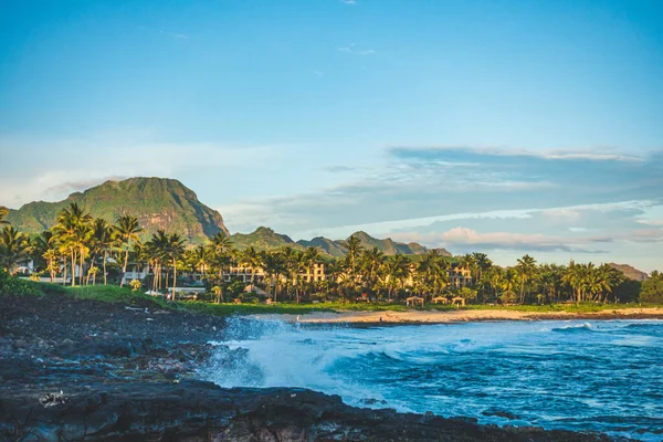 Playa del naufragio vista desde el punto de Poipu en la isla de Hawaii — Foto de Stock