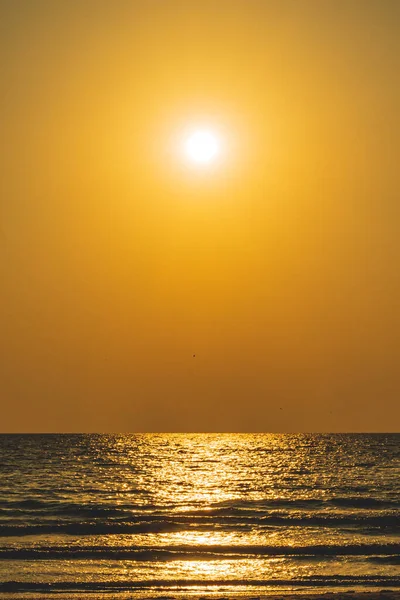 Vista panoramica del Sole in cielo arancione che riflette sull'acqua durante il tramonto — Foto Stock