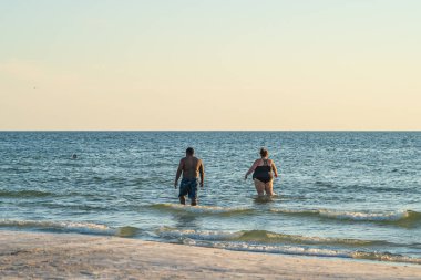 Florida sahilinde suda duran çeşitli çiftler.