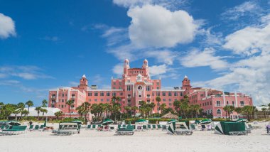 Don Cesar Hotel St. Pete Sahili Florida Bulutlu mavi gökyüzüne karşı