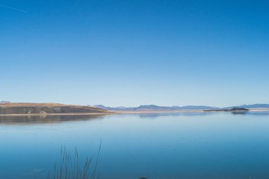 Mono Gölü, California Sonbaharda güneşli bir günde açık mavi gökyüzü ve tufa 