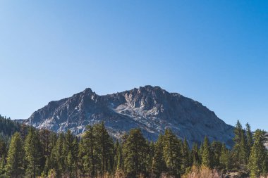 Güzel Carson Tepesi Haziran Gölü 'nün üstünde Mono County California' da Sonbahar mavi gökyüzünde