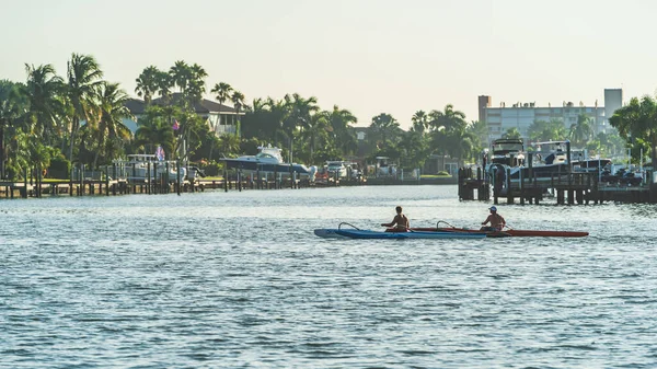 Dos personas navegando en kayak por la vía intercostera contra palmeras y cielo despejado — Foto de Stock