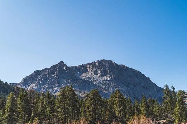 Όμορφη Carson Peak πάνω από τη λίμνη του Ιουνίου στο Mono County Καλιφόρνια το φθινόπωρο μπλε του ουρανού — Φωτογραφία Αρχείου