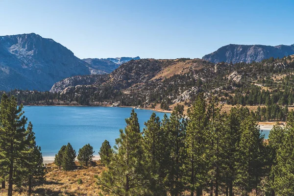 Krásné červnové jezero v Mono County Kalifornie na podzim — Stock fotografie