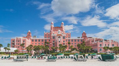 Don Cesar Hotel St. Pete Sahili Florida Bulutlu mavi gökyüzüne karşı