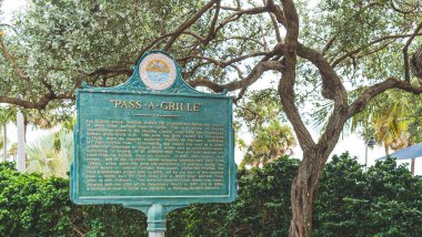 Florida 'da bir ızgara plajında tarihi işaret levhası.