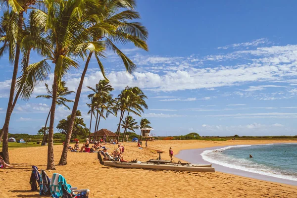 İnsanlar güneşli bir günde Hawaii 'de tropik cennet kumsal manzarasının tadını çıkarırlar.