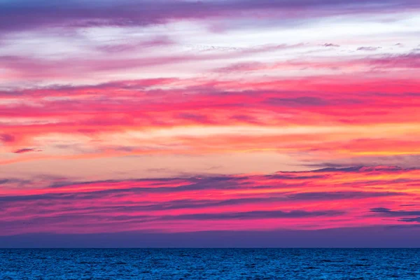 Drammatico cielo rosa viola al tramonto sull'oceano al tramonto — Foto Stock
