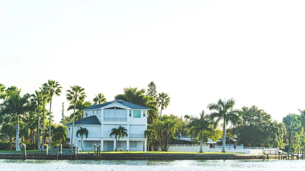 Luxurious house surrounded by palm trees on intercoastal waterway — Stock Photo, Image
