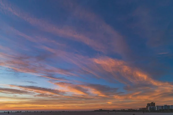 Tengerparti szállodák vonal kincs sziget strand naplementekor — Stock Fotó