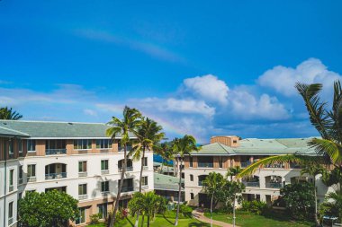 Tropikal cennetteki tatil yerlerinin üzerinde mavi gökkuşağında çift gökkuşağı