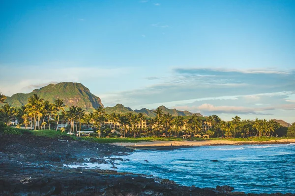 Ztroskotaná pláž při pohledu z Poipu Point na ostrově Havaj — Stock fotografie
