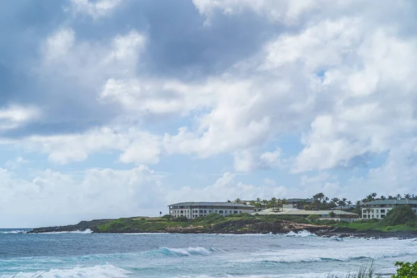 Utsikt över resort på tropisk ö mot molnig himmel — Stockfoto