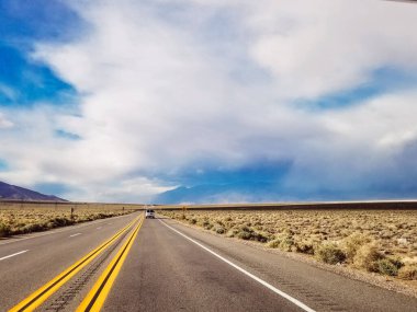 Yakınlardaki yangınların bulutlu ve dumanlı gökyüzü ile dramatik yol manzarası
