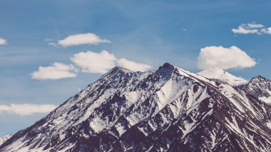 Sierra Nevada Dağları 'nı kaplayan kar bulutlu mavi gökyüzüne karşı