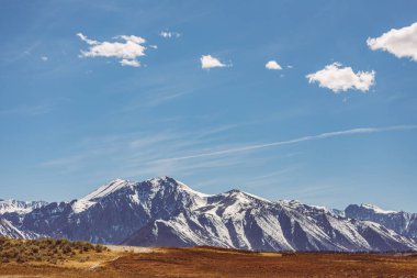 Sierra Nevada Dağlarına karşı Arid ovaları ve açık mavi gökyüzü 
