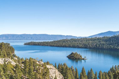 Zümrüt Körfezi, Tahoe Gölü, California Açık bir günde Fannette Adası manzaralı
