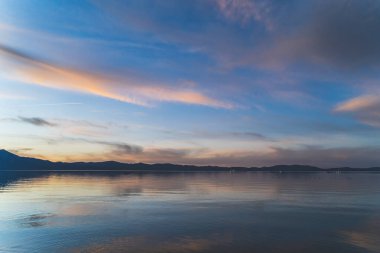 Güneş battıktan sonra Tahoe Gölü üzerindeki suya yansıyan renkli bulutlar.