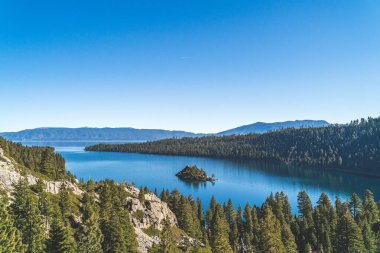 Zümrüt Körfezi, Tahoe Gölü, California Açık bir günde Fannette Adası manzaralı