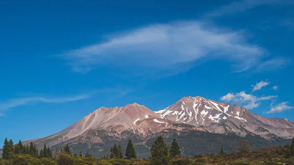 Mt. Shasta Californie le jour d'automne ensoleillé et ciel bleu — Photo