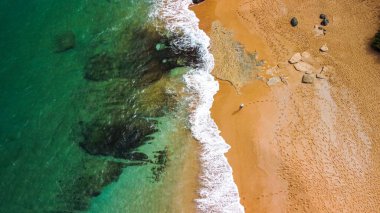 Tek başına, yukarıdaki tropikal adada Kızıl Kum Sahili 'nde yürüyen