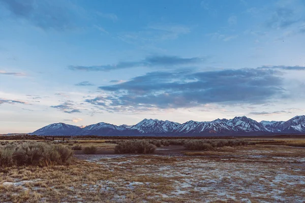 Dramatická soumračná obloha nad planinami Arid proti pohoří Sierra Nevada — Stock fotografie